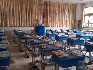 学校教室消毒中