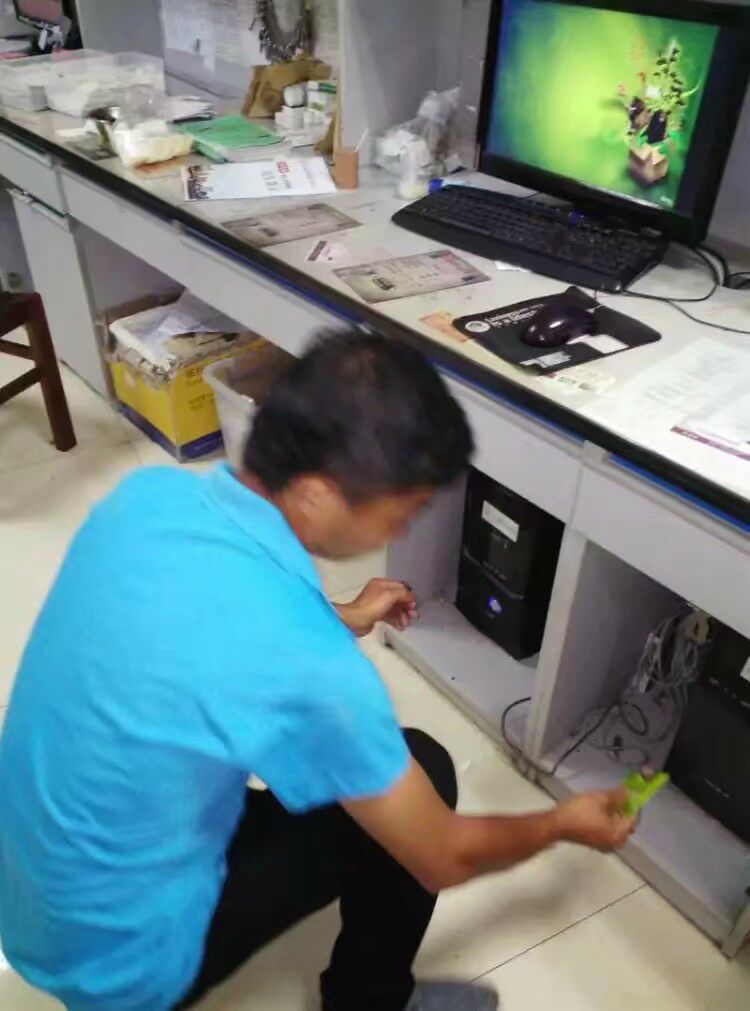 17年民利公司员工在凯里中医医院消毒灭鼠中